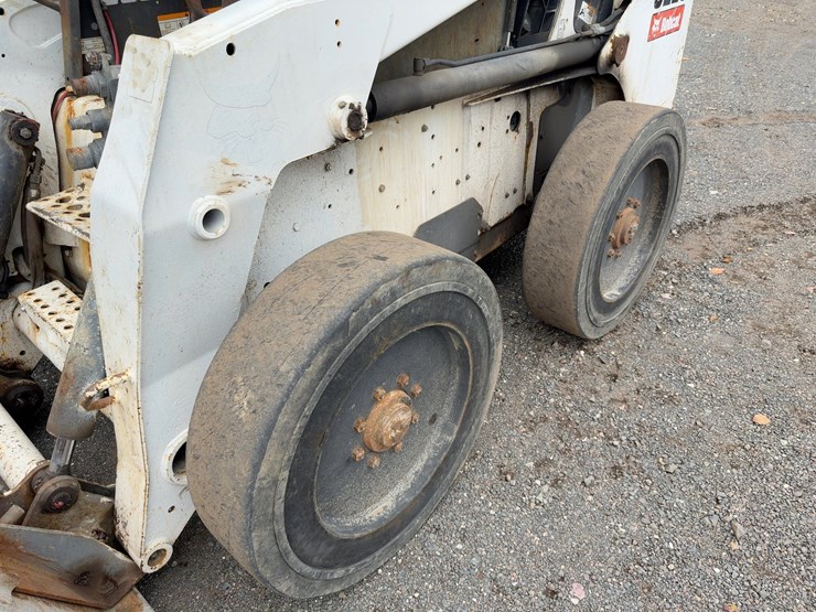 2009-bobcat-s220-image-14