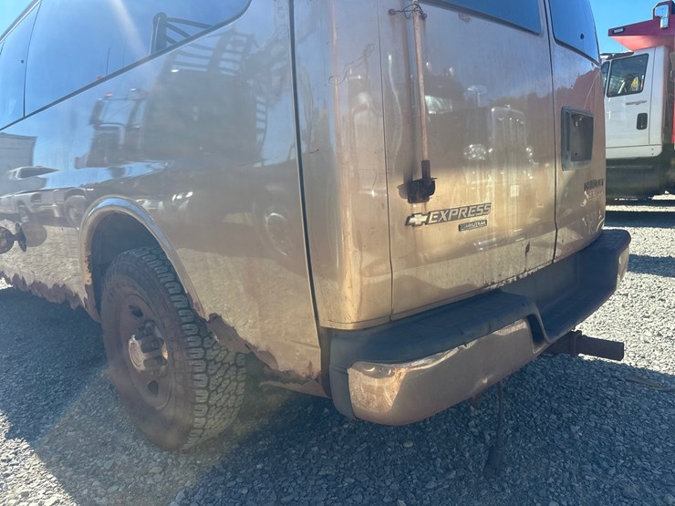 2005-chevrolet-express-3500-image-17