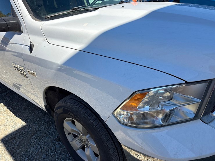 2019-ram-1500-classic-image-27