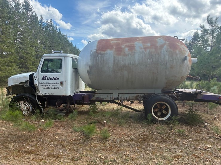 #1311-•-international-propane-truck-image-2