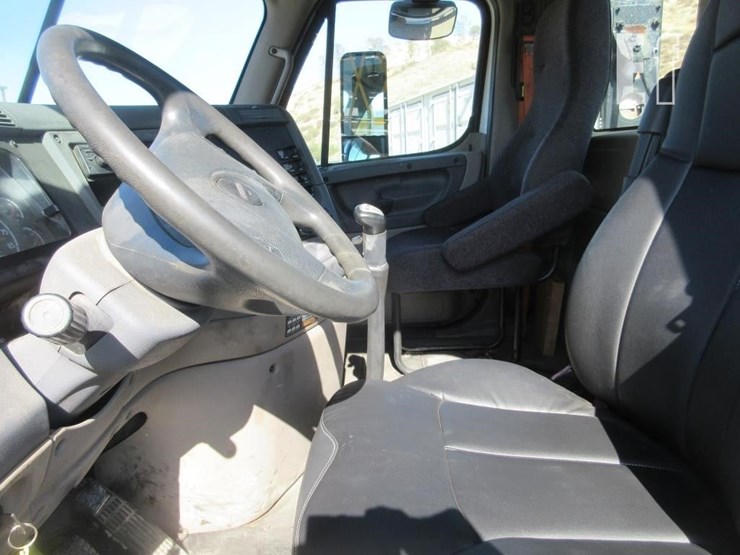 2012-freightliner-cascadia-125-image-7