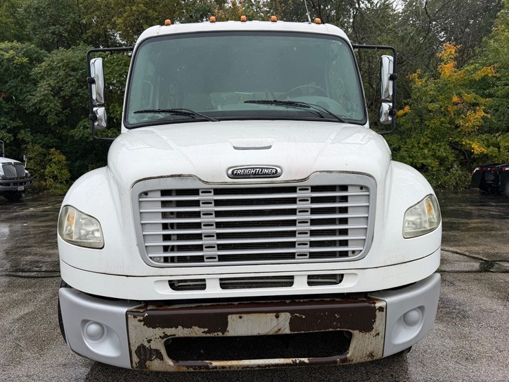2006-freightliner-m2-106-image-8