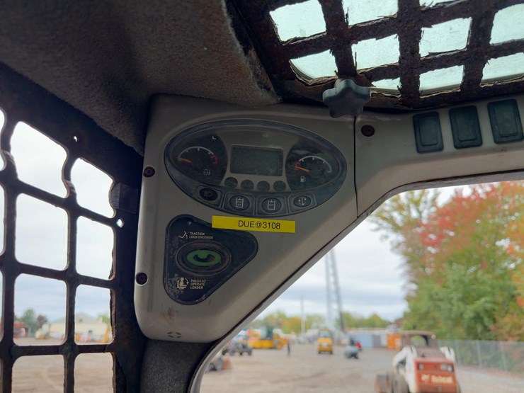 2009-bobcat-s220-image-19