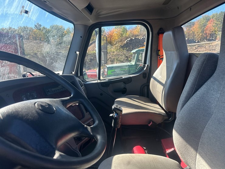 2015-freightliner-114sd-image-28