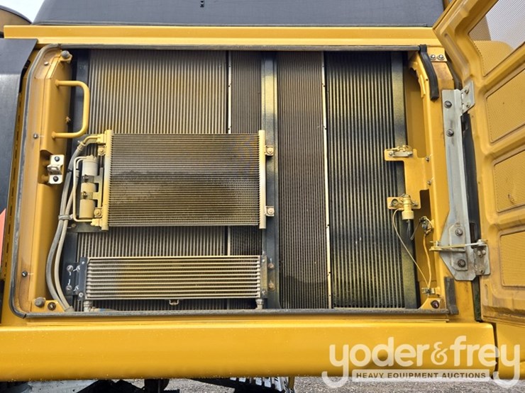2020-caterpillar-352-image-40