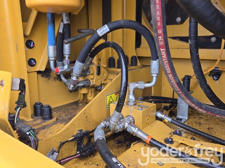 2020-caterpillar-352-image-43