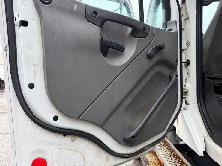 2006-freightliner-m2-106-image-38