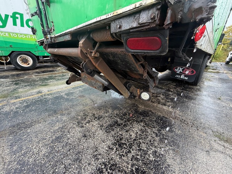 2010-freightliner-m2-106-image-36