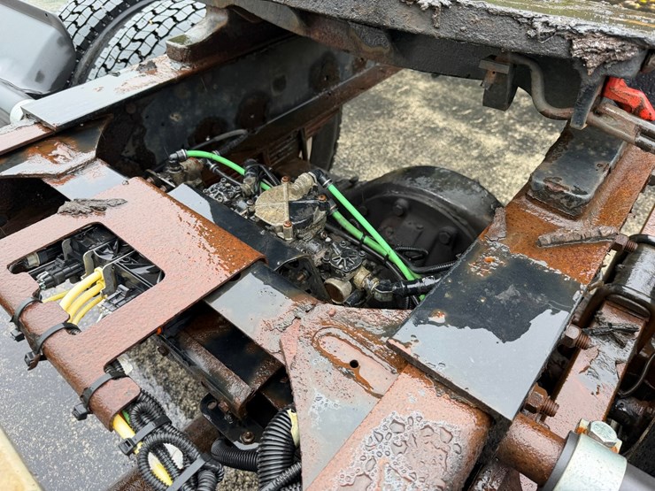 2006-freightliner-m2-106-image-18