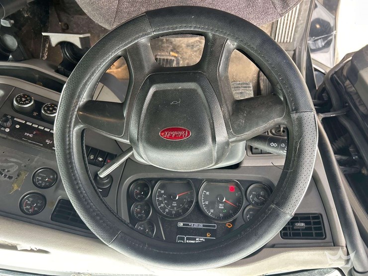 2016-peterbilt-579-image-11
