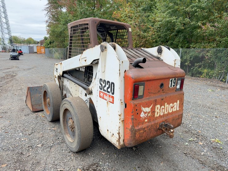 2010-bobcat-s220-image-3