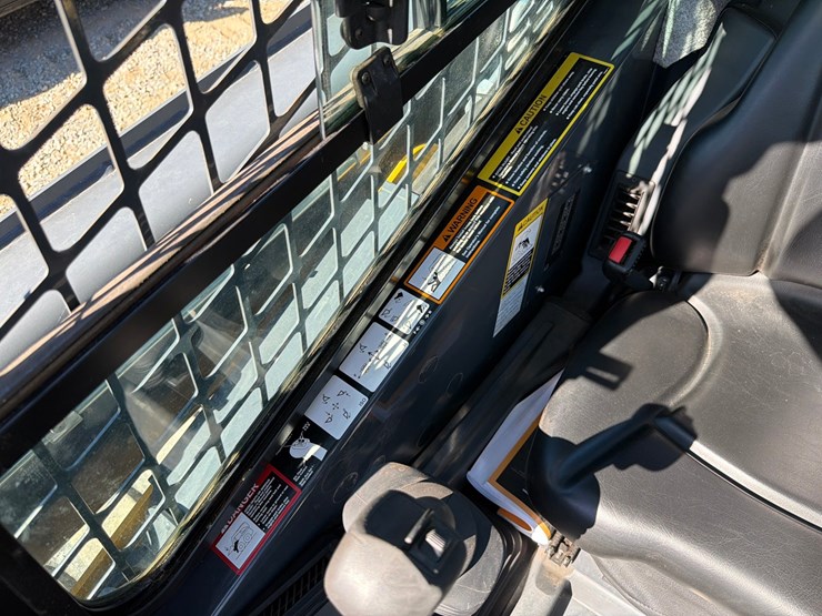 2018-deere-323d-image-47