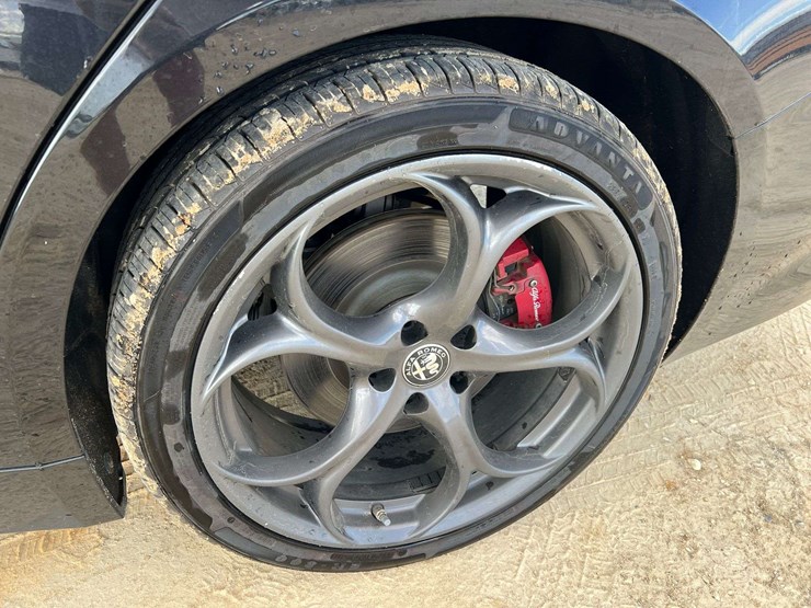 2019-alfa-romeo-giulia-4-door-sedan-(105,950-miles)-image-25