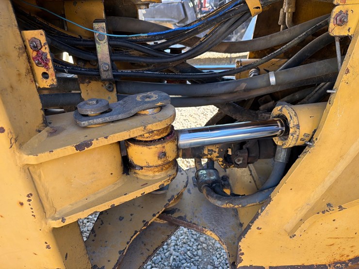 caterpillar-938g-image-35