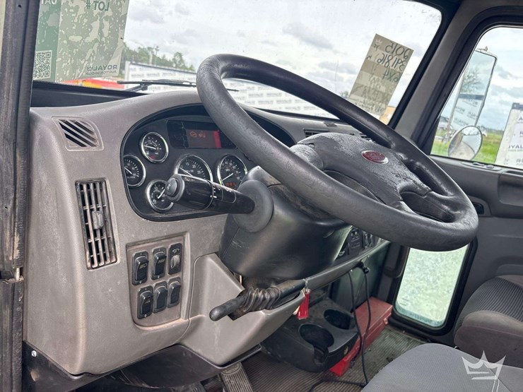 2015-peterbilt-348-image-10