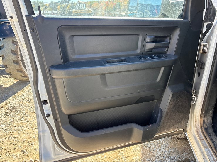 2019-ram-1500-classic-image-44
