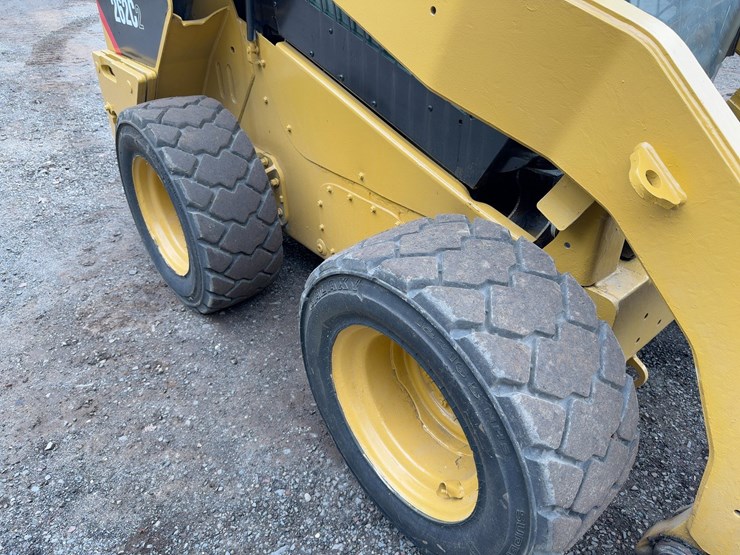 2013-caterpillar-262c2-image-11