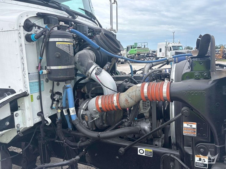 2019-peterbilt-330-image-13