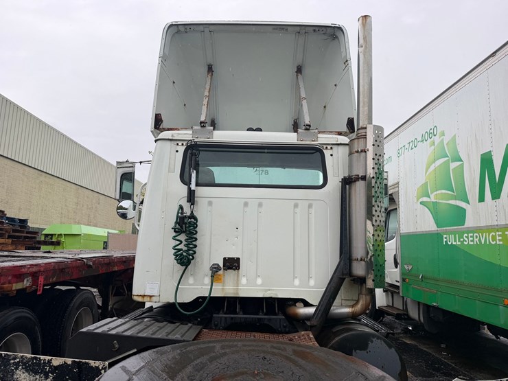 2000-international-8100-image-11