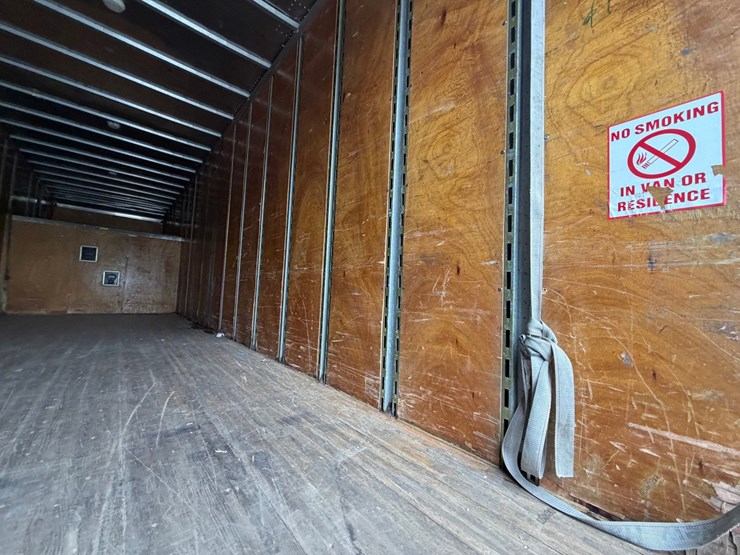2010-freightliner-m2-106-image-32