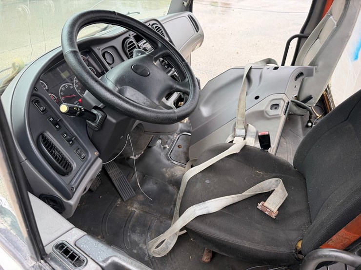 #1677-•-2012-freightliner-m2-cab-image-10