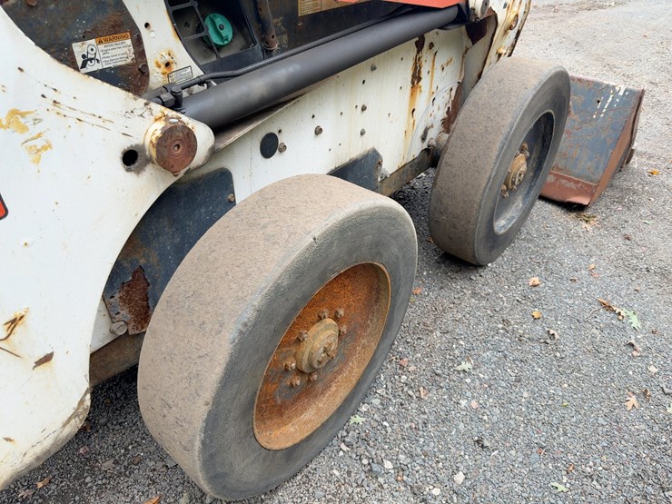 2010-bobcat-s220-image-12