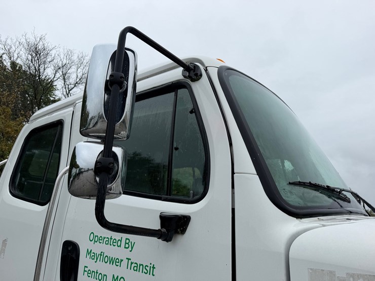 2006-freightliner-m2-106-image-24