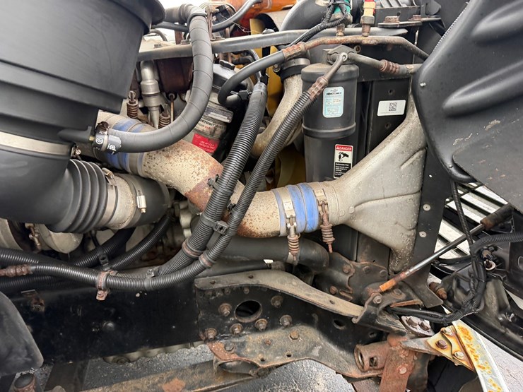 2010-freightliner-m2-106-image-60
