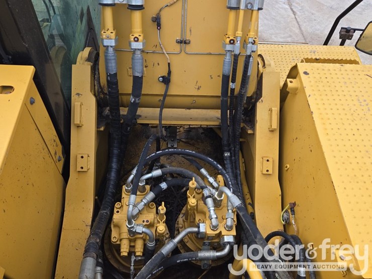 2020-caterpillar-352-image-59