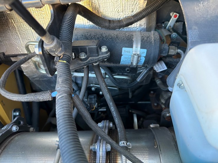 2018-deere-323d-image-43