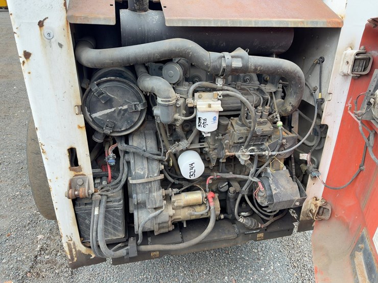 2009-bobcat-s220-image-15