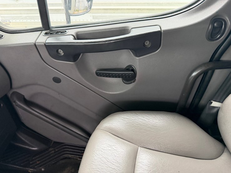 2010-freightliner-m2-106-image-50