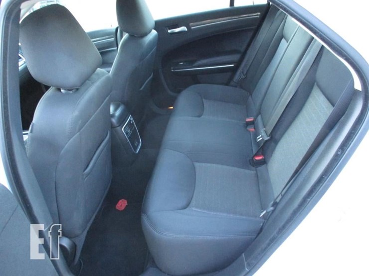 2021-chrysler-300-image-8