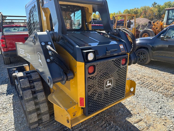 2018-deere-323d-image-21