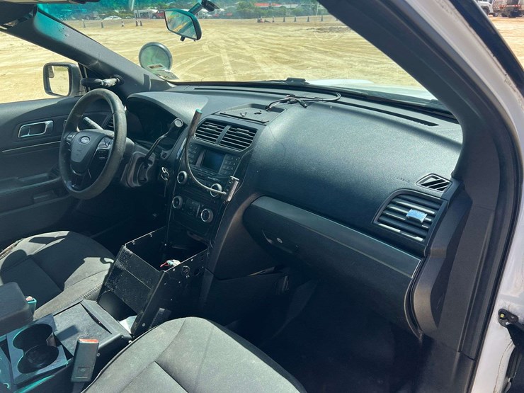 2016-ford-explorer-image-18
