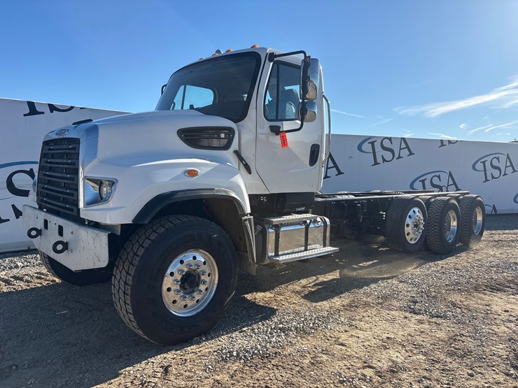 2015-freightliner-114sd-image-1