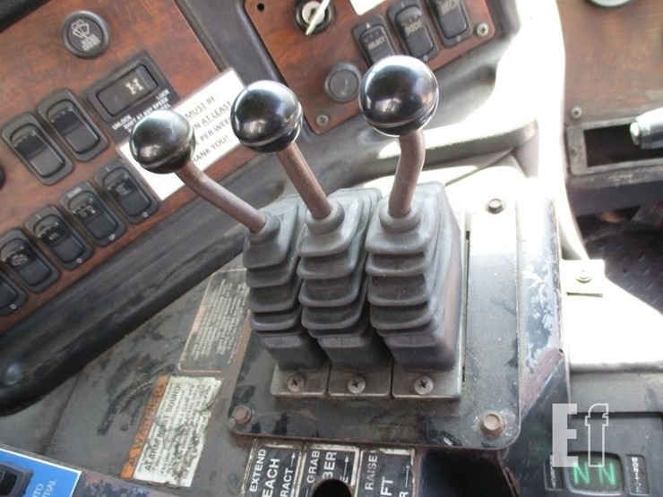 2010-peterbilt-320-image-13