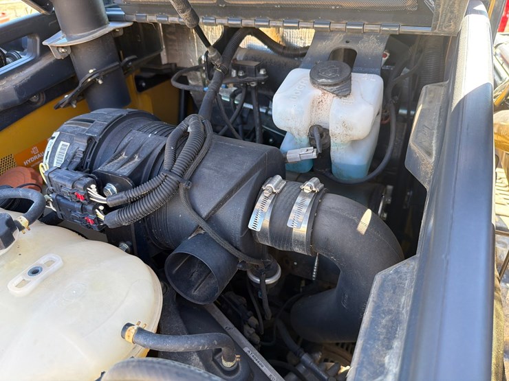 2018-deere-323d-image-42