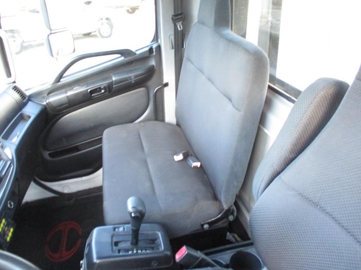 2012-hino-268-image-9