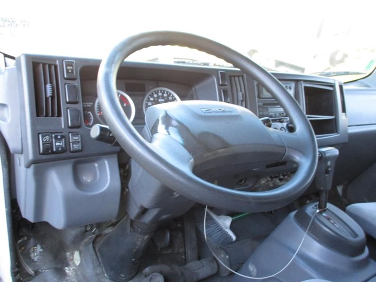 2016-isuzu-nqr-image-11