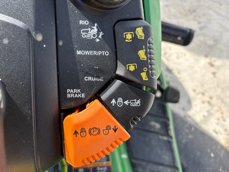 john-deere-x300-image-15