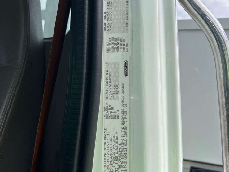 2015-freightliner-m2-106-image-11