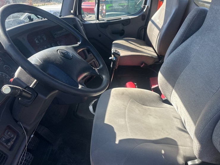 2015-freightliner-114sd-image-27