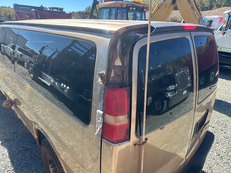 2005-chevrolet-express-3500-image-16