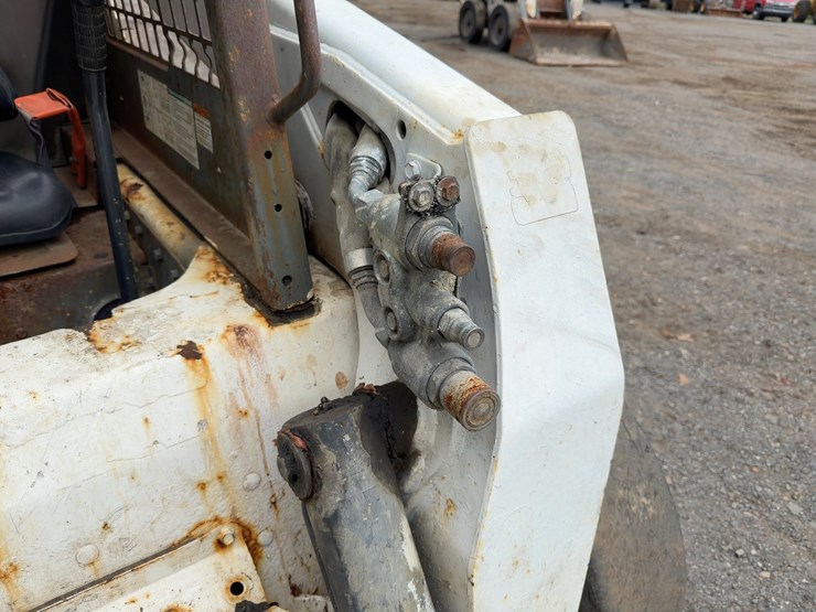 2009-bobcat-s220-image-10