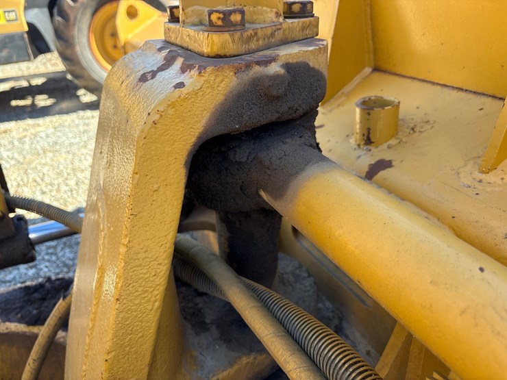 caterpillar-d5m-lgp-image-24