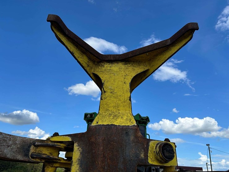2017-deere-843l-image-21