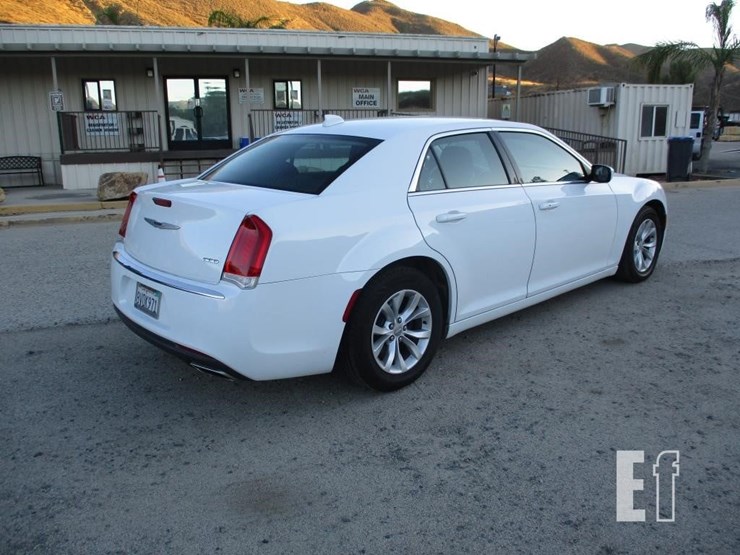 2021-chrysler-300-image-3