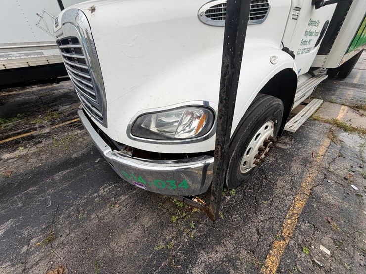 2010-freightliner-m2-106-image-9