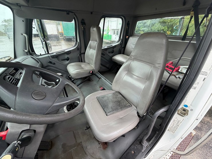 2006-freightliner-m2-106-image-40